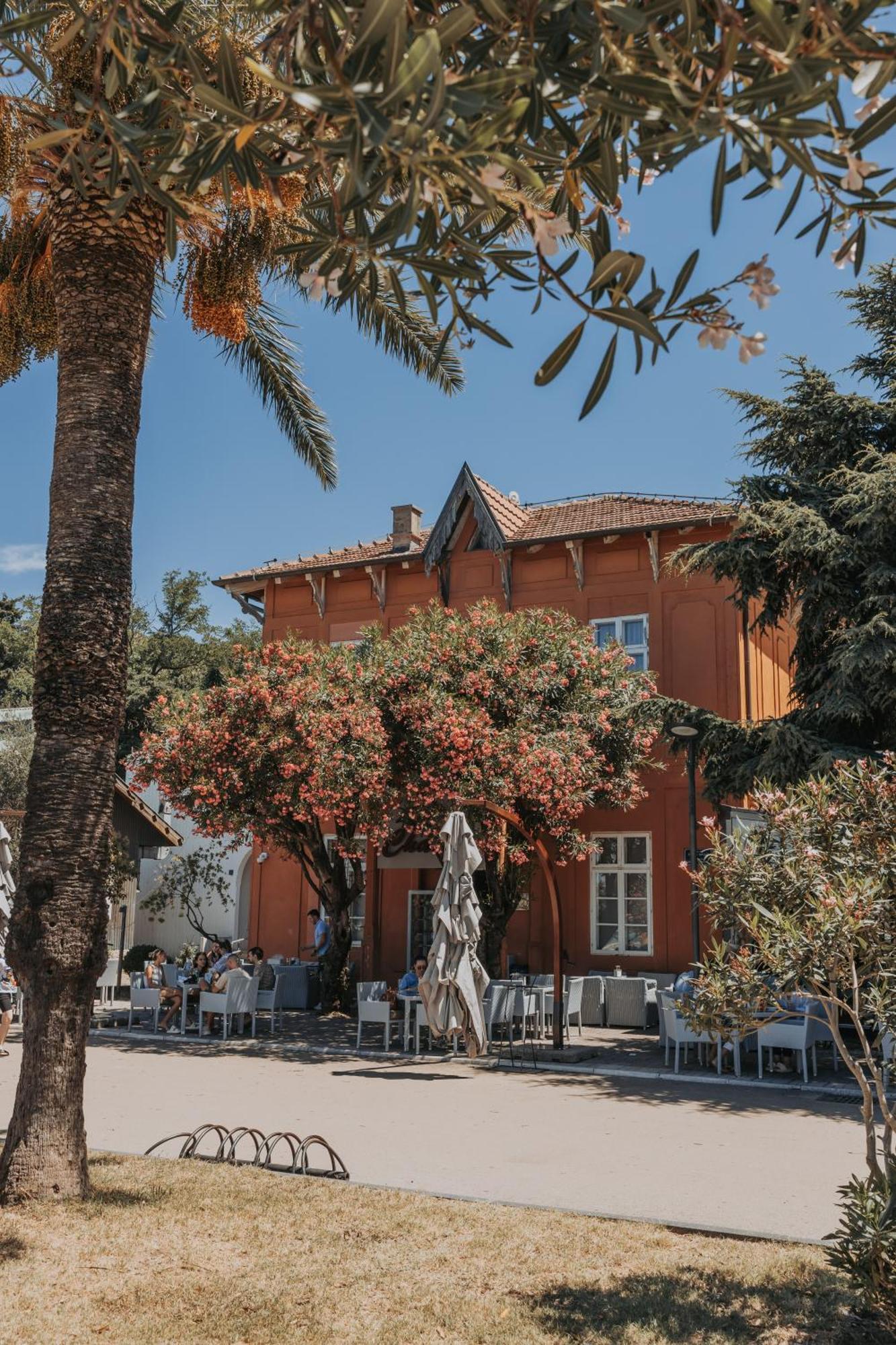 Le Petit Chateau 4*